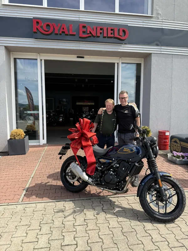 Zákazník GARAGE pri odovzdaní nového motocykla Royal Enfield