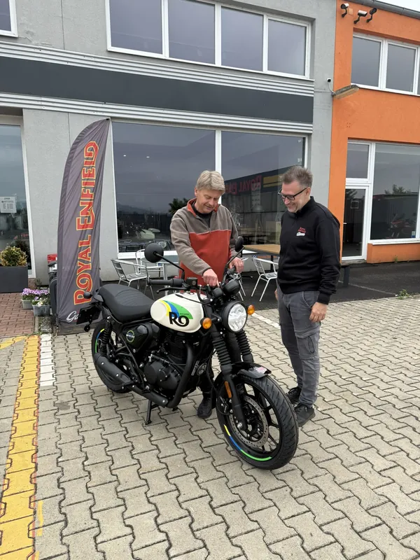 Zákazník GARAGE pri odovzdaní nového motocykla Royal Enfield