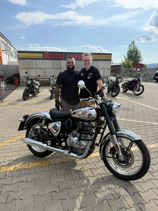 Zákazník GARAGE pri odovzdaní nového motocykla Royal Enfield