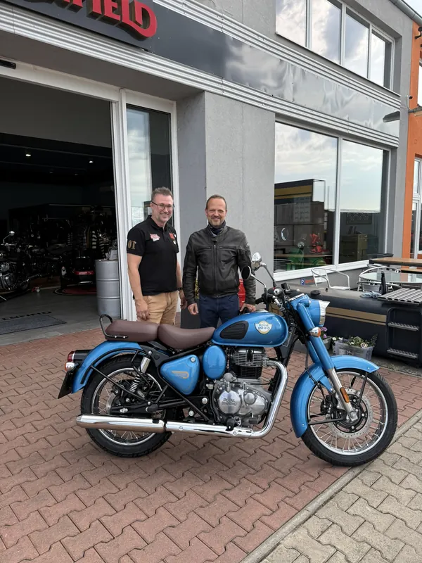 Zákazník GARAGE pri odovzdaní nového motocykla Royal Enfield