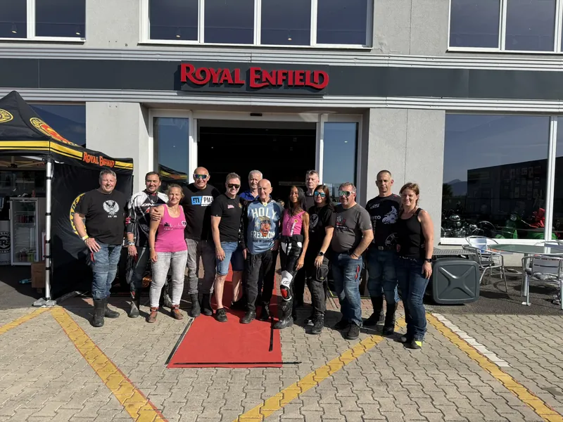 Zákazník GARAGE pri odovzdaní nového motocykla Royal Enfield