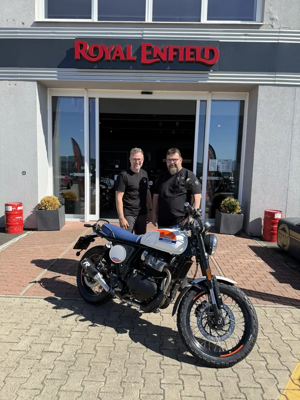 Zákazník GARAGE pri odovzdaní nového motocykla Royal Enfield