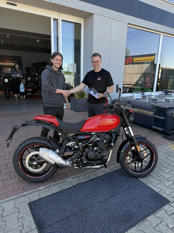 Zákazník GARAGE pri odovzdaní nového motocykla Royal Enfield