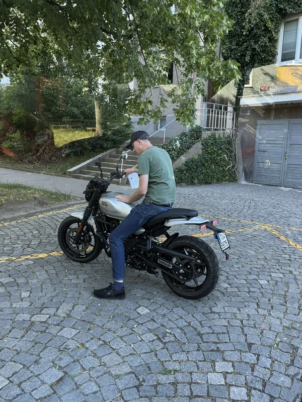 Zákazník GARAGE pri odovzdaní nového motocykla Royal Enfield