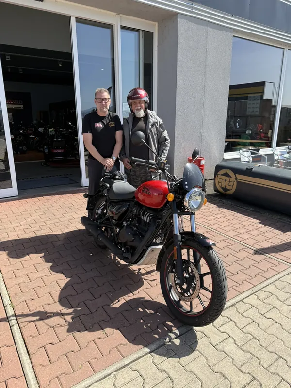 Zákazník GARAGE pri odovzdaní nového motocykla Royal Enfield