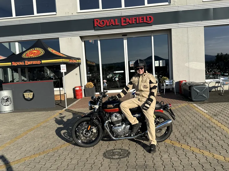Zákazník GARAGE pri odovzdaní nového motocykla Royal Enfield