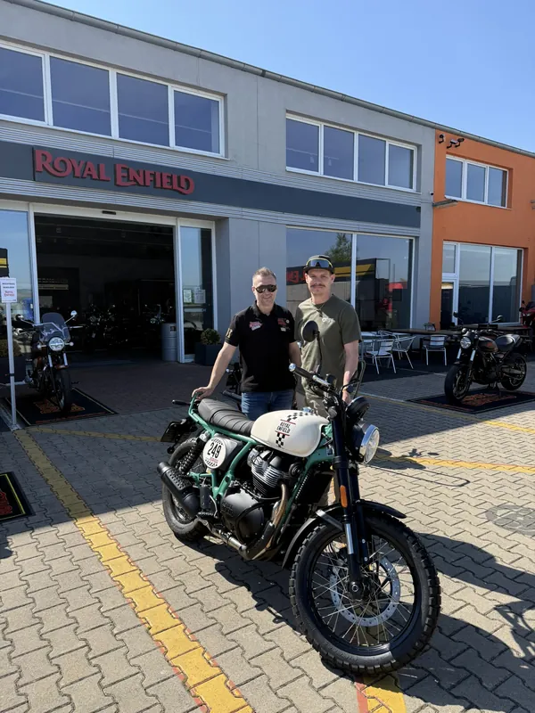 Zákazník GARAGE pri odovzdaní nového motocykla Royal Enfield