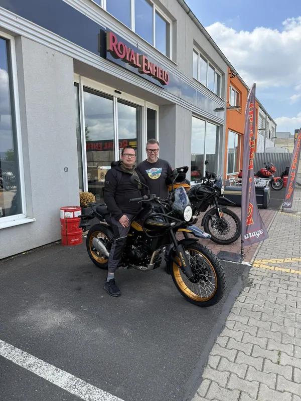 Zákazník GARAGE pri odovzdaní nového motocykla Royal Enfield