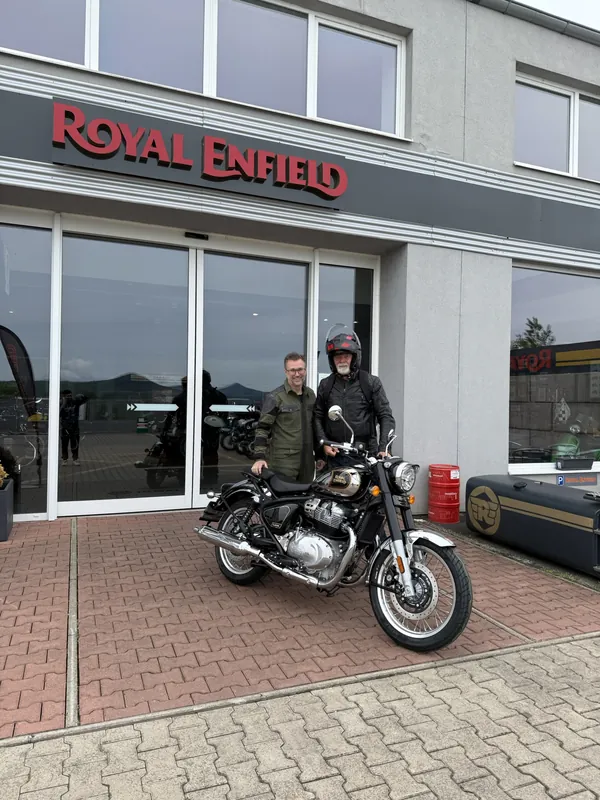 Zákazník GARAGE pri odovzdaní nového motocykla Royal Enfield