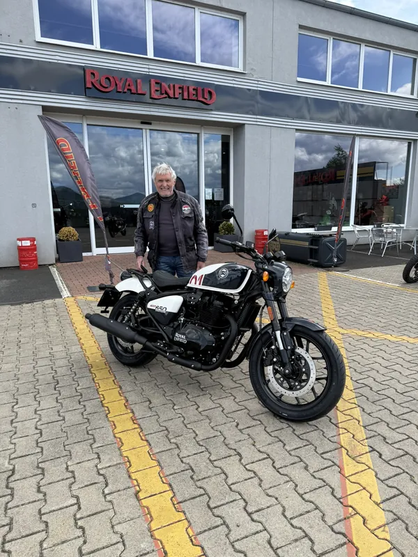 Zákazník GARAGE pri odovzdaní nového motocykla Royal Enfield