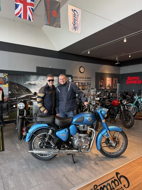 Zákazník GARAGE pri odovzdaní nového motocykla Royal Enfield
