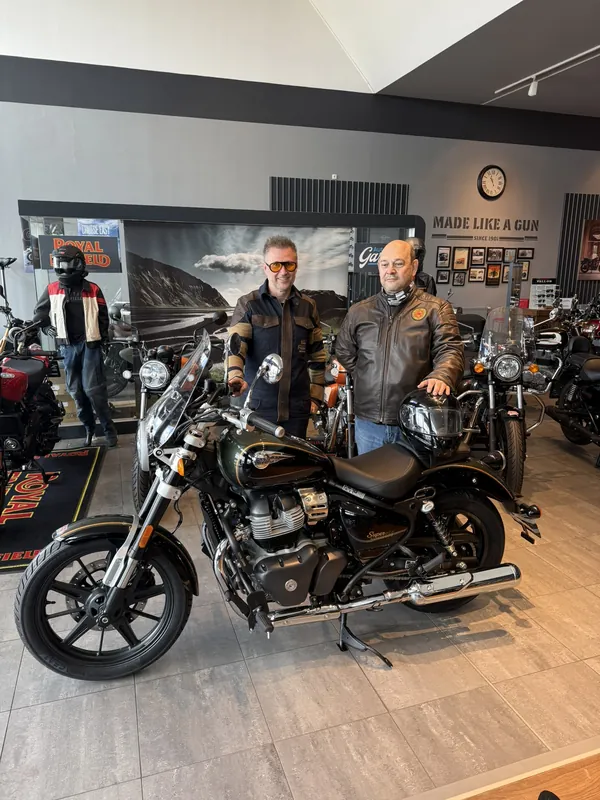 Zákazník GARAGE pri odovzdaní nového motocykla Royal Enfield
