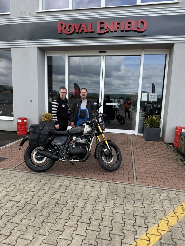 Zákazník GARAGE pri odovzdaní nového motocykla Royal Enfield