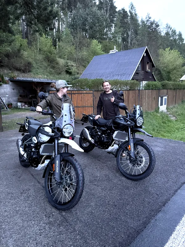 Zákazník GARAGE pri odovzdaní nového motocykla Royal Enfield