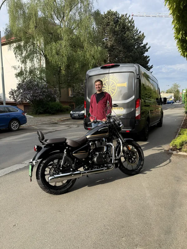 Zákazník GARAGE pri odovzdaní nového motocykla Royal Enfield