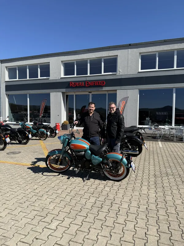 Zákazník GARAGE pri odovzdaní nového motocykla Royal Enfield