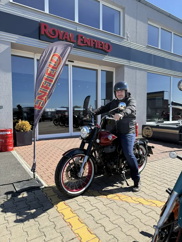 Zákazník GARAGE pri odovzdaní nového motocykla Royal Enfield