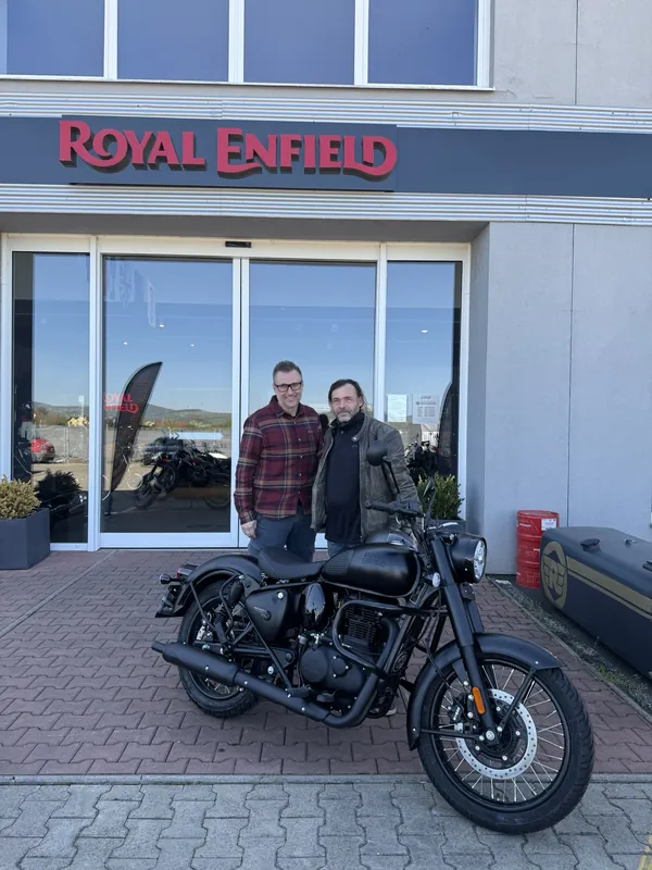 Zákazník GARAGE pri odovzdaní nového motocykla Royal Enfield