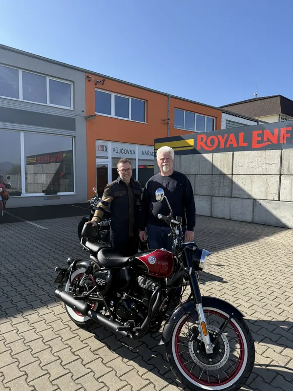 Zákazník GARAGE pri odovzdaní nového motocykla Royal Enfield