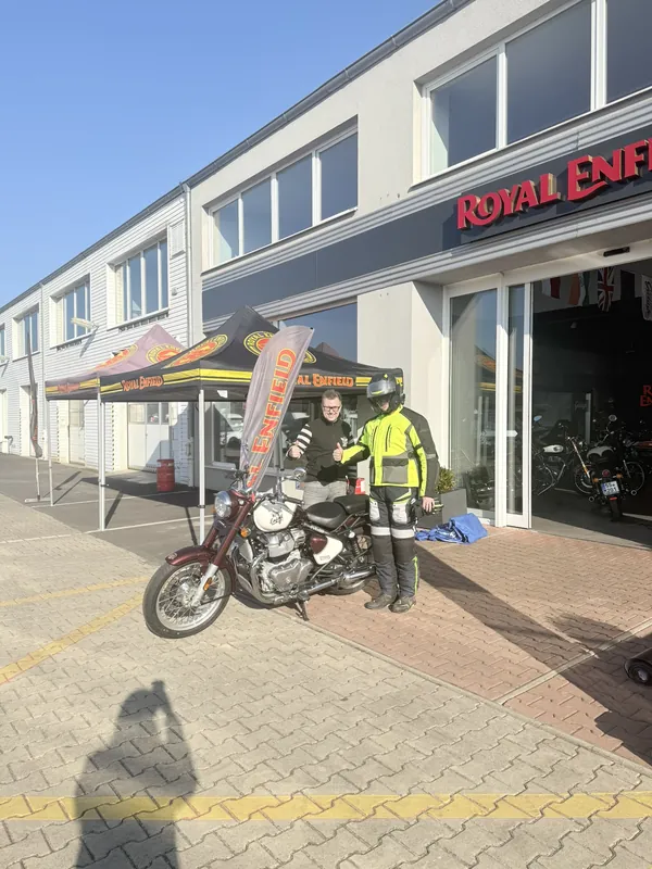 Zákazník GARAGE pri odovzdaní nového motocykla Royal Enfield