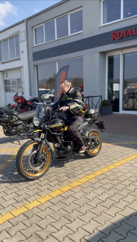 Zákazník GARAGE pri odovzdaní nového motocykla Royal Enfield