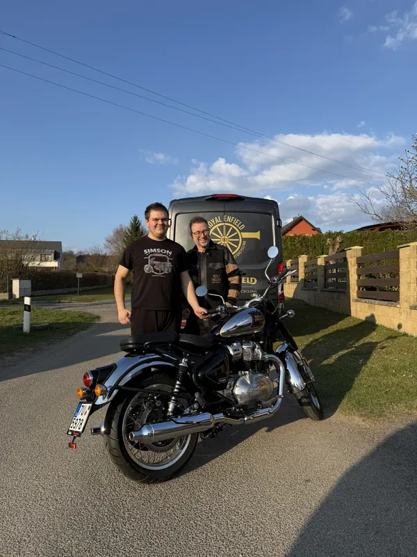 Zákazník GARAGE pri odovzdaní nového motocykla Royal Enfield