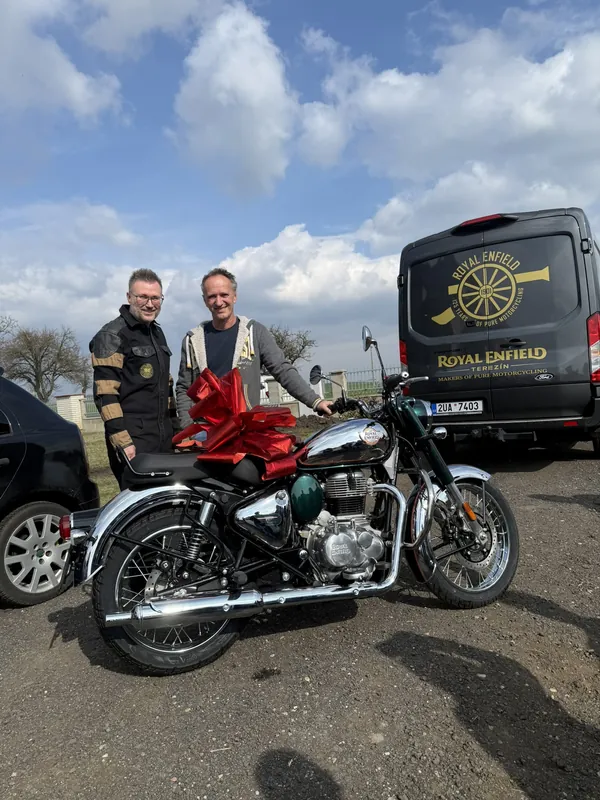 Zákazník GARAGE pri odovzdaní nového motocykla Royal Enfield