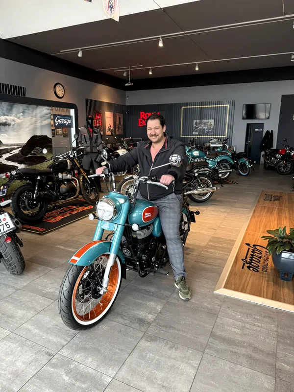 Zákazník GARAGE pri odovzdaní nového motocykla Royal Enfield