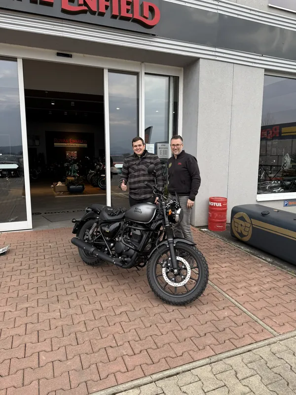 Zákazník GARAGE pri odovzdaní nového motocykla Royal Enfield
