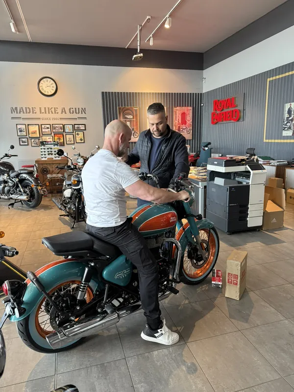 Zákazník GARAGE pri odovzdaní nového motocykla Royal Enfield