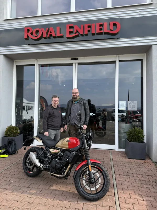 Zákazník GARAGE pri odovzdaní nového motocykla Royal Enfield
