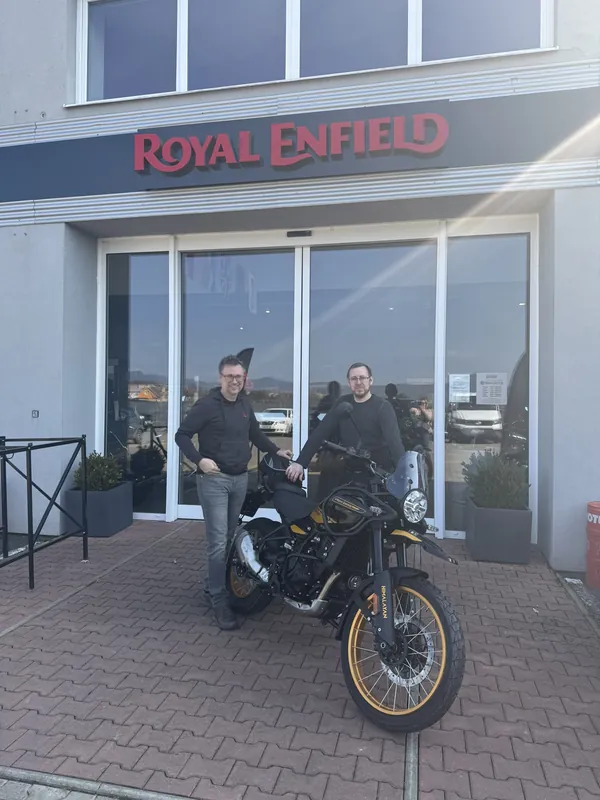 Zákazník GARAGE pri odovzdaní nového motocykla Royal Enfield