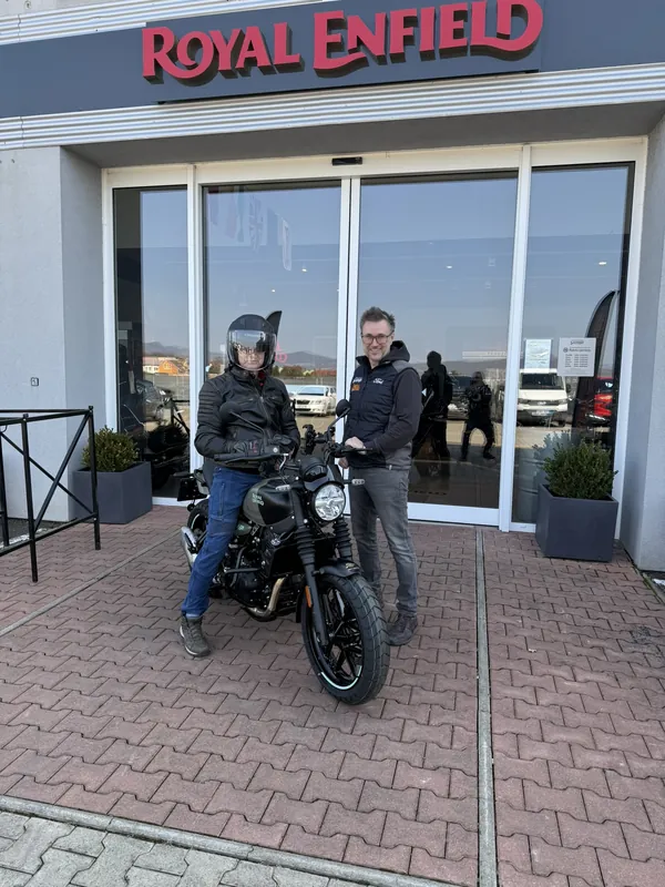 Zákazník GARAGE pri odovzdaní nového motocykla Royal Enfield
