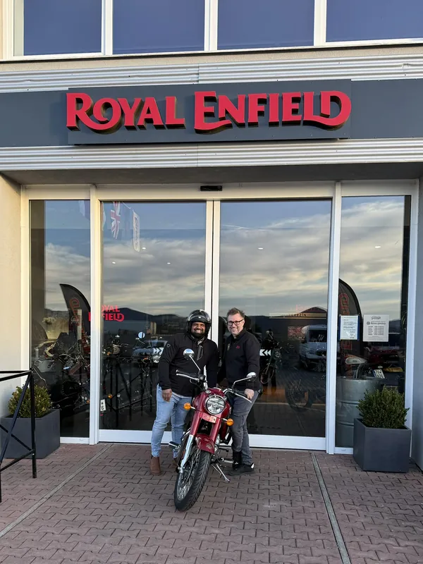 Zákazník GARAGE pri odovzdaní nového motocykla Royal Enfield