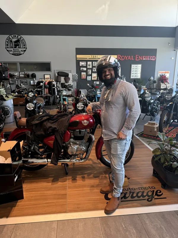 Zákazník GARAGE pri odovzdaní nového motocykla Royal Enfield