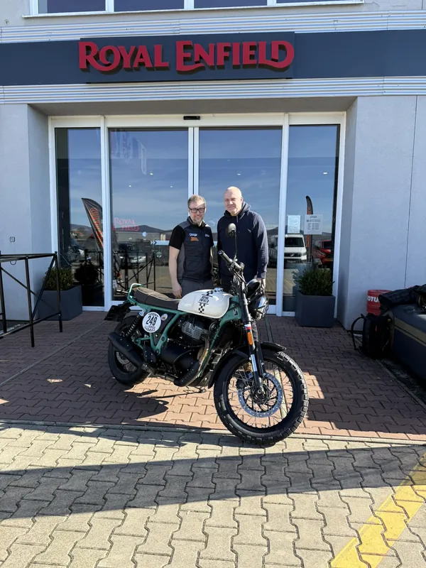 Zákazník GARAGE pri odovzdaní nového motocykla Royal Enfield