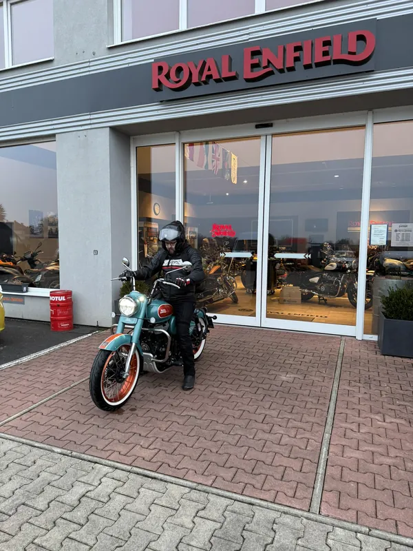 Zákazník GARAGE pri odovzdaní nového motocykla Royal Enfield