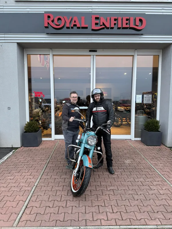Zákazník GARAGE pri odovzdaní nového motocykla Royal Enfield