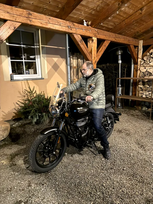 Zákazník GARAGE pri odovzdaní nového motocykla Royal Enfield