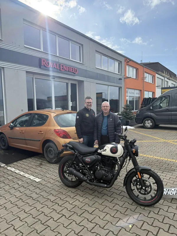Zákazník GARAGE pri odovzdaní nového motocykla Royal Enfield