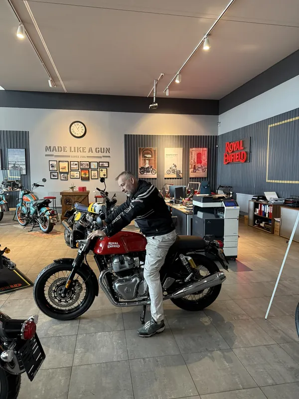 Zákazník GARAGE pri odovzdaní nového motocykla Royal Enfield