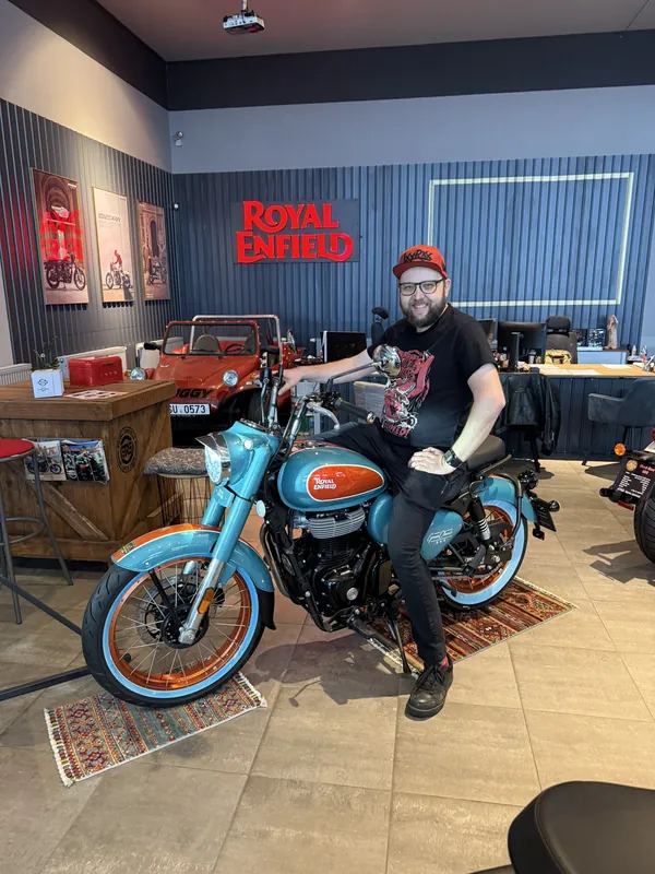 Zákazník GARAGE pri odovzdaní nového motocykla Royal Enfield