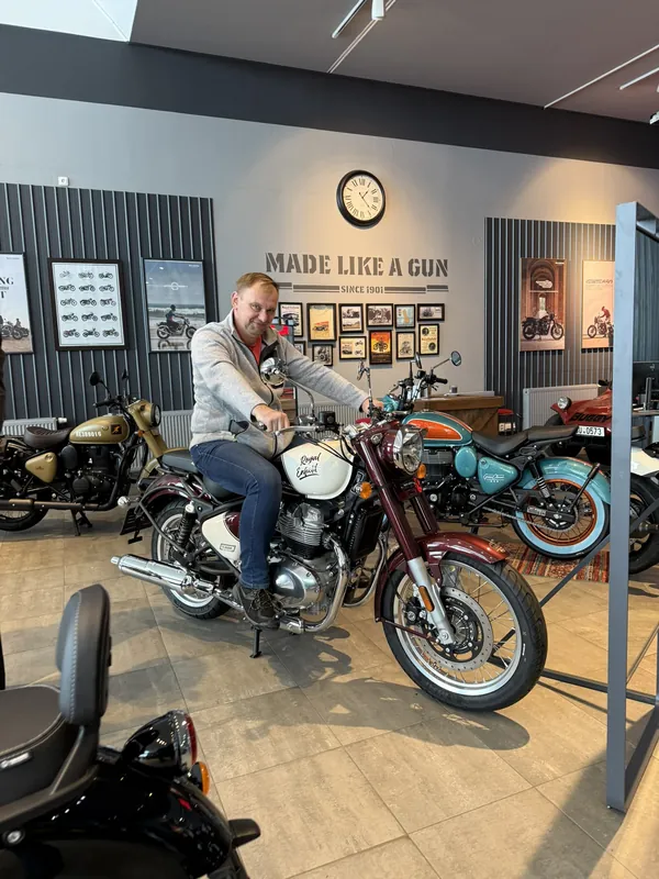 Zákazník GARAGE pri odovzdaní nového motocykla Royal Enfield