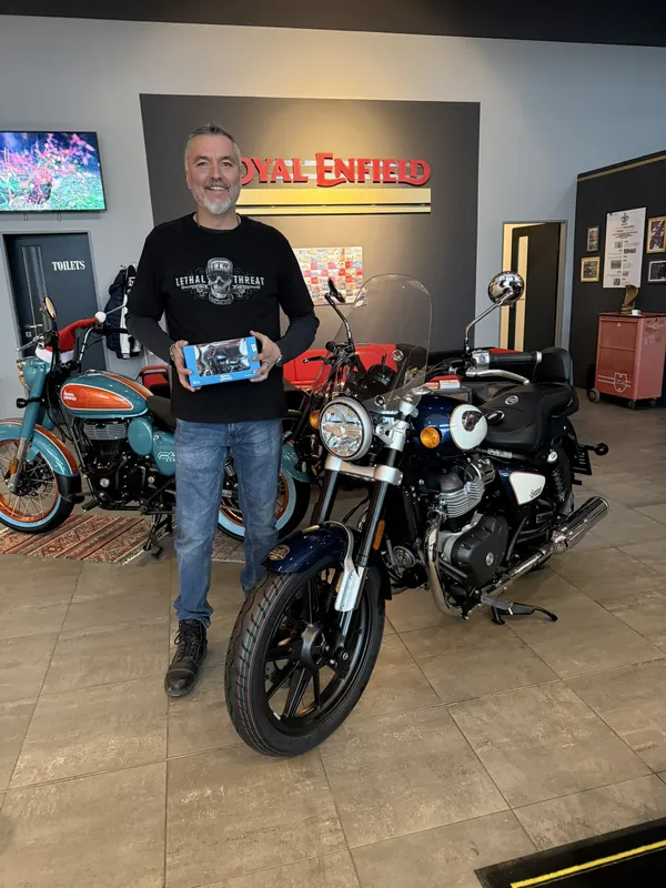Zákazník GARAGE pri odovzdaní nového motocykla Royal Enfield