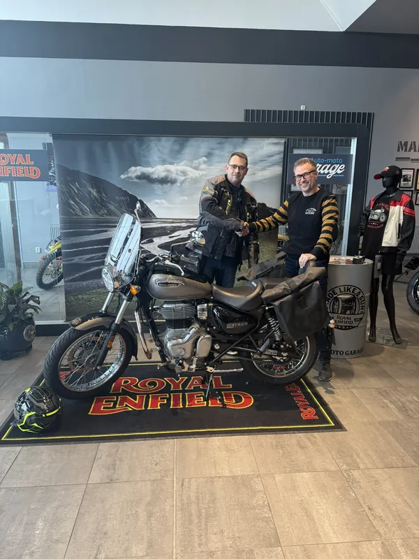 Zákazník GARAGE pri odovzdaní nového motocykla Royal Enfield