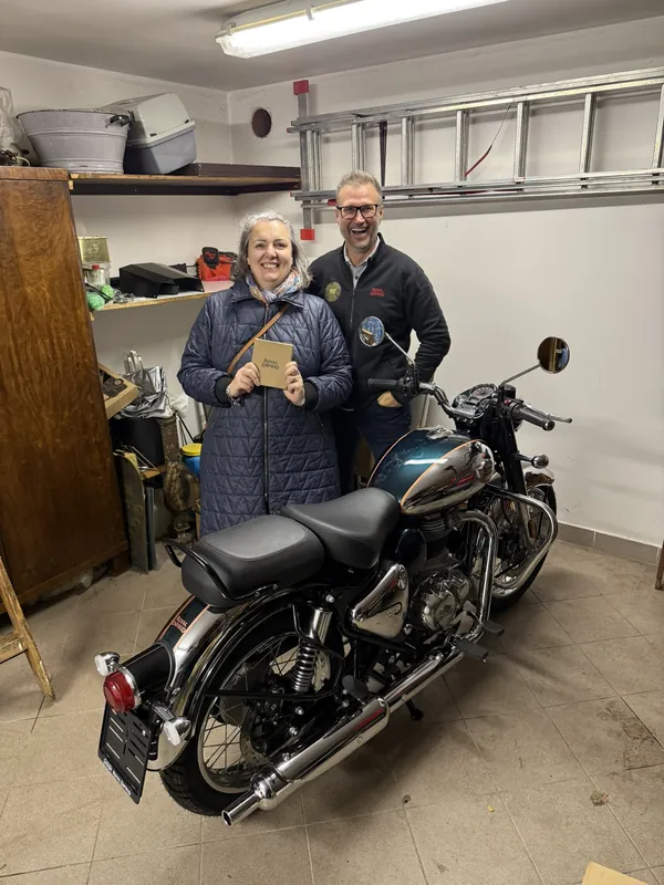 Zákazník GARAGE pri odovzdaní nového motocykla Royal Enfield