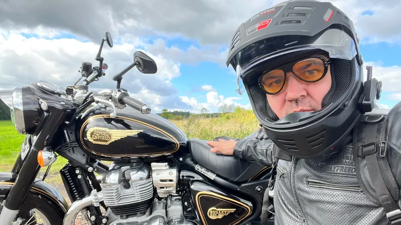 Zákazník GARAGE pri odovzdaní nového motocykla Royal Enfield
