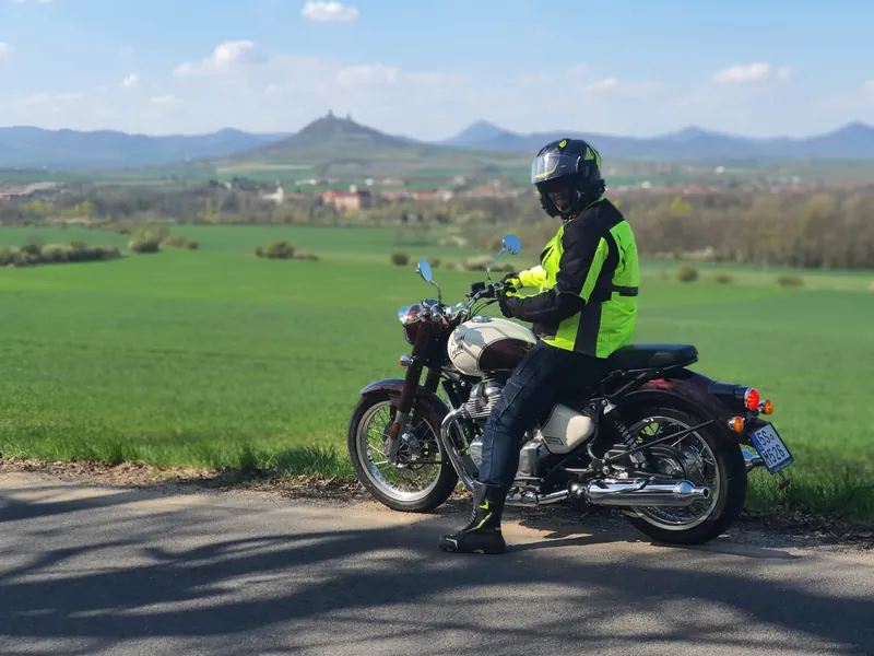 Zákazník GARAGE pri odovzdaní nového motocykla Royal Enfield