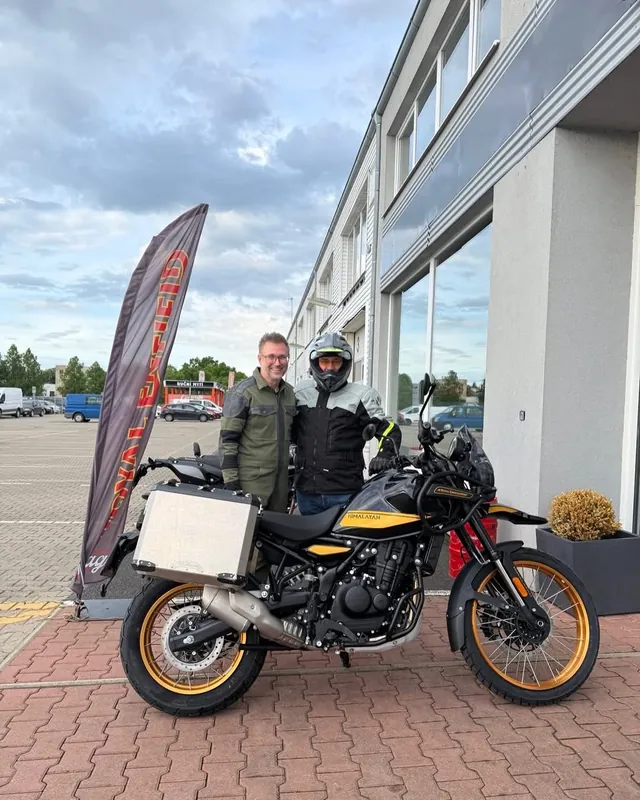Zákazník GARAGE pri odovzdaní nového motocykla Royal Enfield