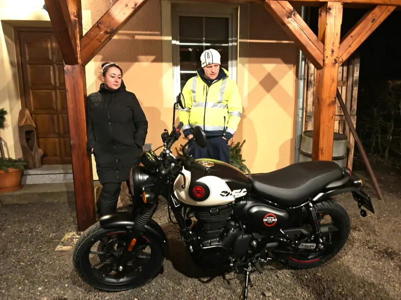 Zákazník GARAGE pri odovzdaní nového motocykla Royal Enfield